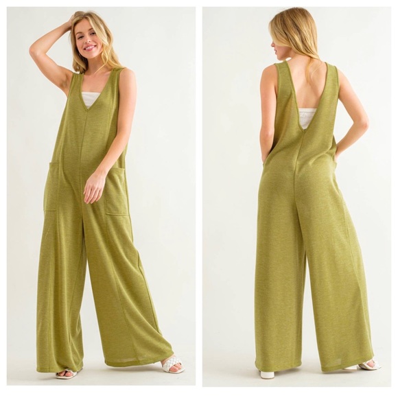 35 Relax fit Wide Leg V-neck Jumpsuit With Front Pockets - Picture 4 of 4